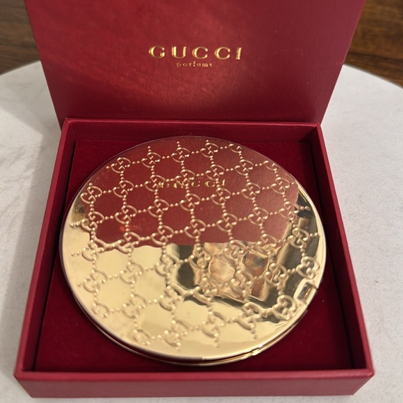 Gucci mirror a beautiful woman accessories made by Guccithis is NWOT - Picture 14 of 14